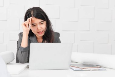 İnşaat ofisindeki Asyalı mimar