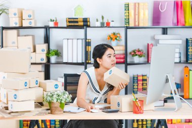 Ofisteki genç Asyalı iş kadını