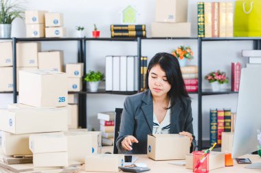 Beyaz arka planda Asyalı bayan