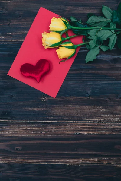 Valentijnskaart verse roos en hart op hout — Stockfoto