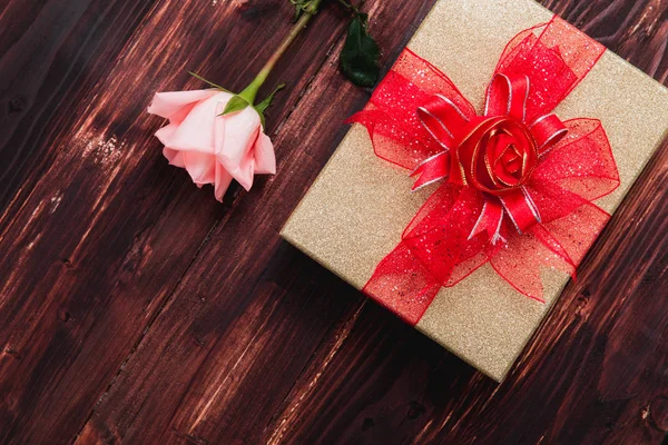 Valentine láska srdce karta růže dárek na dřevěné — Stock fotografie