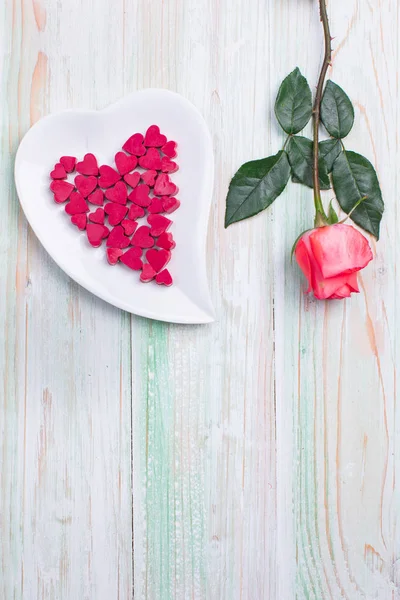 Valentijn liefde hart cadeau chocolade schotel roos hout — Stockfoto