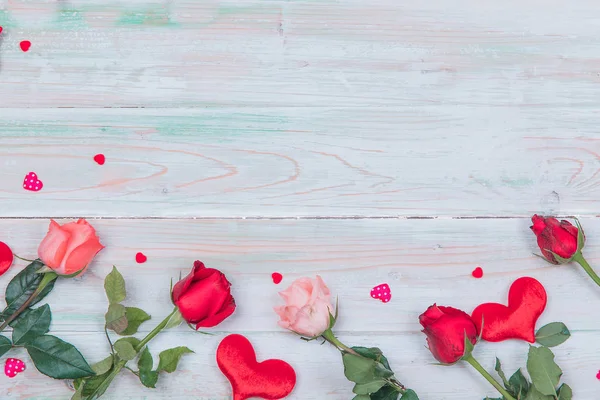 Valentijnskaart confetti van verse roos en hart — Stockfoto