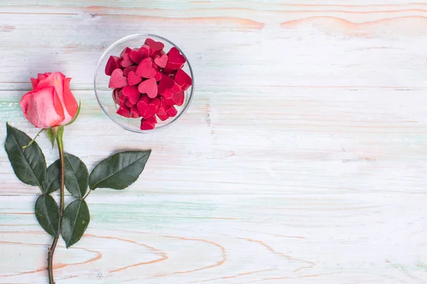 Valentijn liefde hart cadeau chocolade beker roos hout — Stockfoto