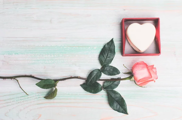 Valentijn liefde hart cadeau chocolade doos rose hout — Stockfoto