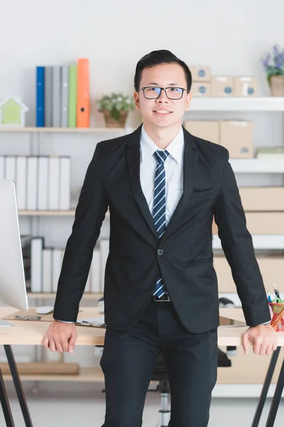 Empresário asiático no escritório — Fotografia de Stock