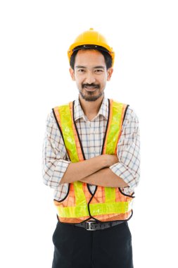 Makinist turuncu miğfer ve yeleği çapraz kolla