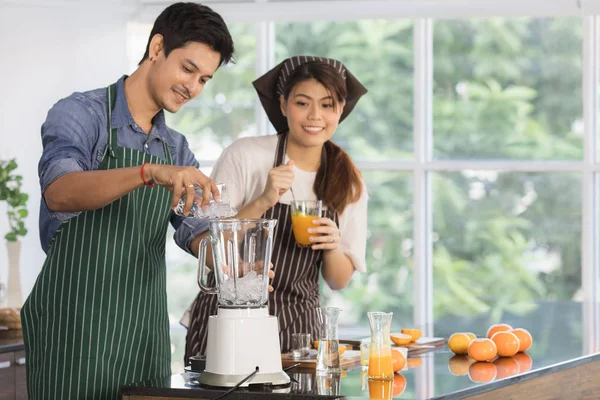 Jovem Feliz Belo Casal Asiático Preparando Suco Laranja Smoothie Marido — Fotografia de Stock