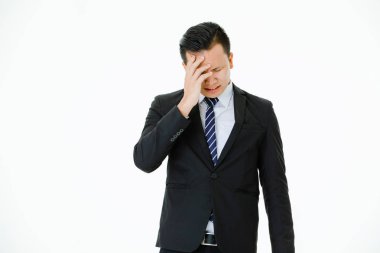 İzole edilmiş beyaz arka planı olan genç bir adam.