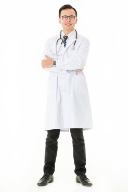 İzole edilmiş beyaz arka planda Asyalı doktor