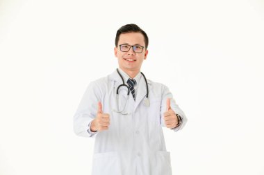 İzole edilmiş beyaz arka planda Asyalı doktor