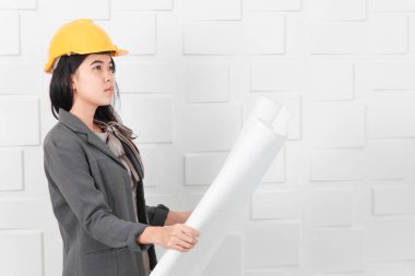 İnşaat ofisindeki Asyalı mimar