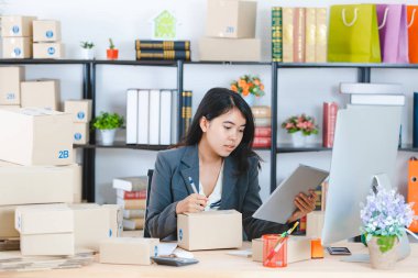 Beyaz arka planda Asyalı bayan