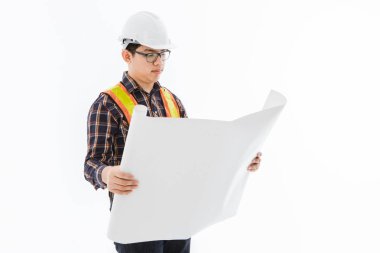 Sarı miğferde duran mühendis.