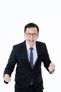 İzole edilmiş beyaz arka planı olan genç bir adam.