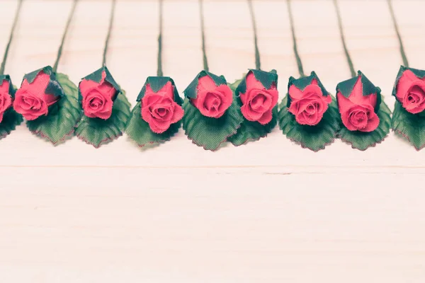 Valentim amor coração ordeira linha de rosa na madeira — Fotografia de Stock