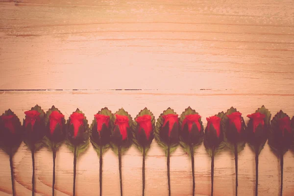 Valentim amor coração ordeira linha de rosa na madeira — Fotografia de Stock