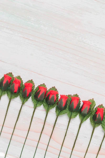 Valentim amor coração ordeira linha de rosa na madeira — Fotografia de Stock