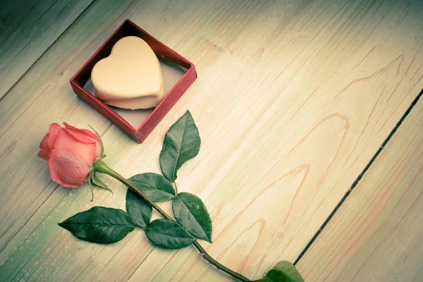 Valentijn liefde hart cadeau chocolade doos rose hout — Stockfoto