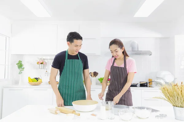 Jovem casal na cozinha — Fotografia de Stock