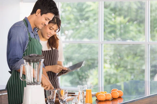 Jovem Feliz Belo Casal Asiático Olhando Para Receitas Tablet Preparando — Fotografia de Stock