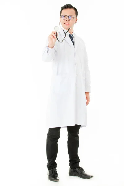 İzole edilmiş beyaz arka planda Asyalı doktor — Stok fotoğraf