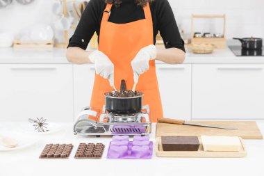 Kadın çikolata yapıyor.