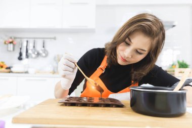 Kadın çikolata yapıyor.