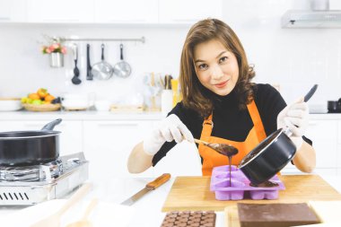 Kadın çikolata yapıyor.