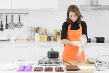 Kadın çikolata yapıyor.