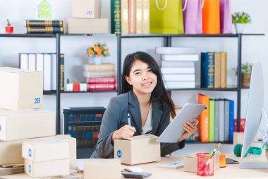 Beyaz arka planda Asyalı bayan