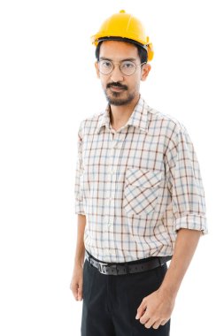 Sarı miğferde duran mühendis.