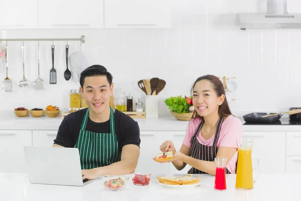 Jovem casal na cozinha — Fotografia de Stock