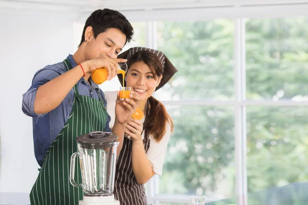 Feliz Joven Hermosa Pareja Asiática Preparando Degustando Jugo Naranja Fresco —  Fotos de Stock