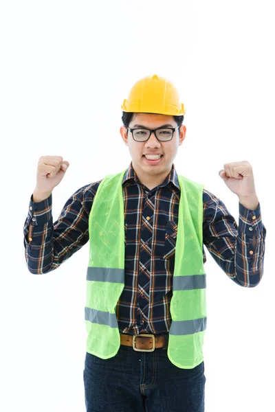 Ingeniero hombre cruz brazo naranja casco y chaleco — Foto de Stock