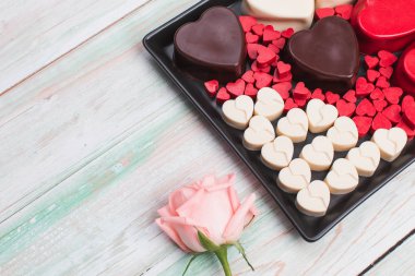 Sevgililer günü aşkı. Hediye kutusu. Çikolatalı gül ağacı.