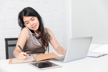 İnşaat ofisindeki Asyalı mimar