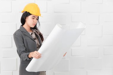 İnşaat ofisindeki Asyalı mimar