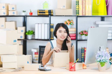 Ofisteki genç Asyalı iş kadını