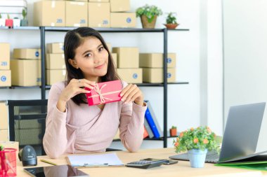 Doğum günü teması asyalı bayan