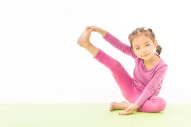 küçük kız uygulama yoga