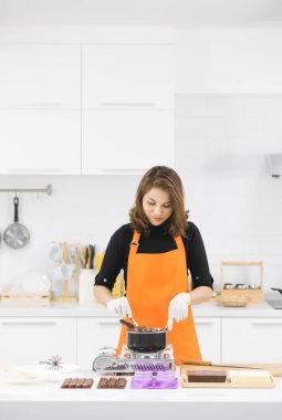 Kadın çikolata yapıyor.