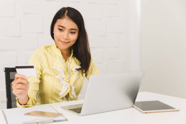 Ofiste Asyalı mimar bayan