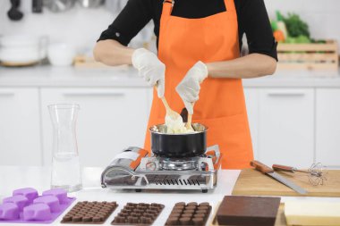 Kadın çikolata yapıyor.