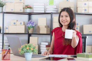 Ev ofisinde çalışan genç bayan