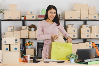 Ofiste Asyalı iş kadını