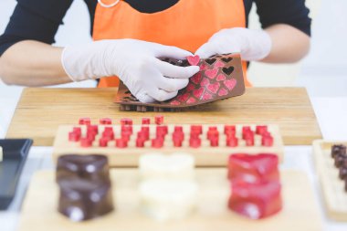 Kadın çikolata yapıyor.