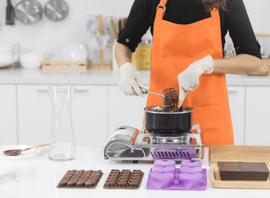 Kadın çikolata yapıyor.