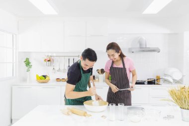 Genç çift mutfakta.