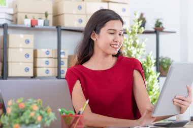 Ev ofisinde çalışan genç bayan